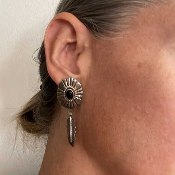 Sterling silver native dangly feather onyx earrings - Picture 4 of 4